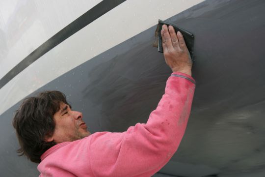 Préparation de carène de voilier