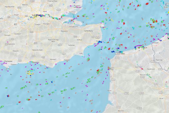Marine Traffic. Dans certains détroits à très fort trafic, cette vision est impressionnante. Zoomez sur Gilbraltar ou bien encore la mer du Nord donne un peu le tournis…
