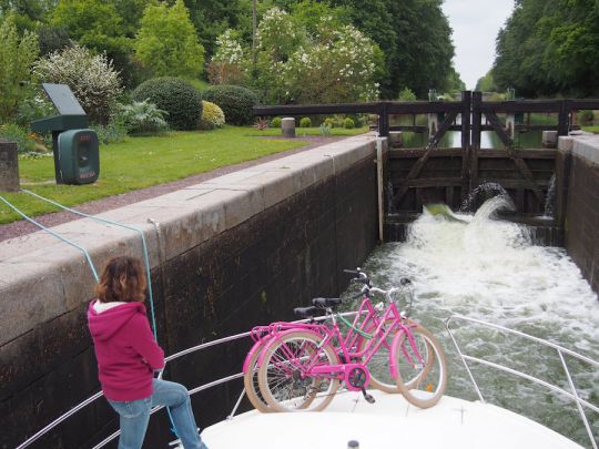 Fluvial, passage des écluses