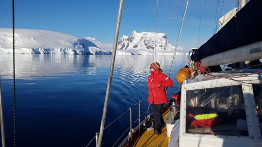 Nous quittons les îles False & Pear par calme absolu