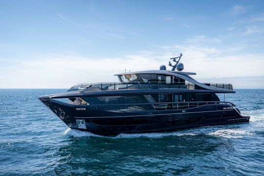 Le flybridge de la Princess X95 recouvre l'intégralité du pont principal