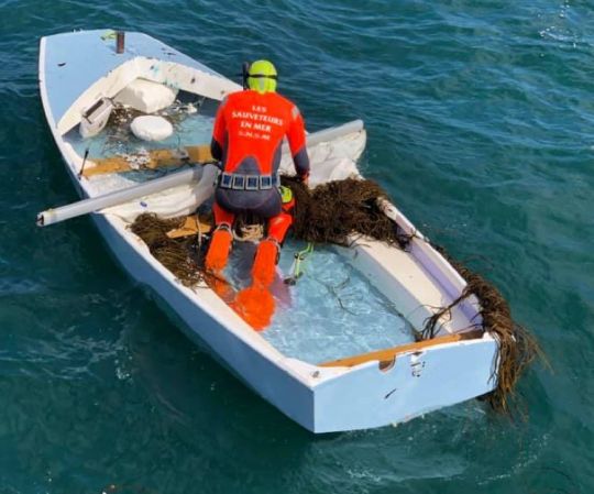 La caravelle une fois retournée par la SNSM