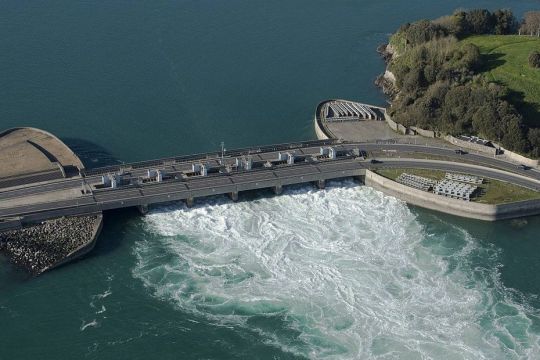 Le courant en sortie des turbines du barrage