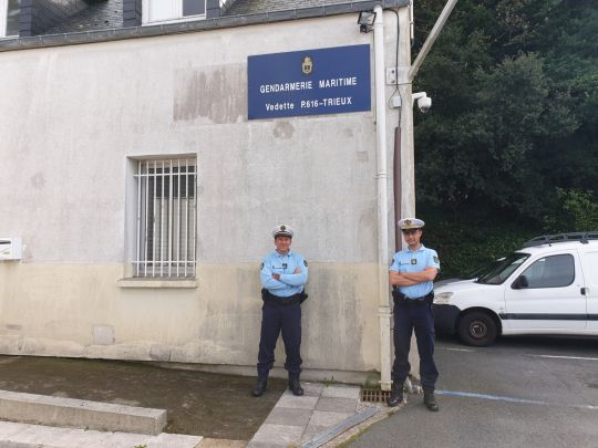 Le Commandant et le Major devant la Gendarmerie Maritime de Saint-Malo