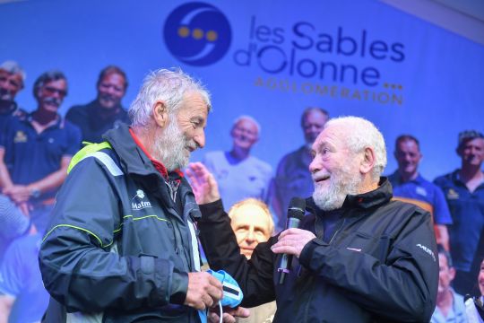 Sir Robin Knox-Johnston félicite Jean-Luc Van Den Heede (à gauche) pour avoir remporté la Golden Globe Race 2018/19 © Christophe Favreau / PPL / GGR