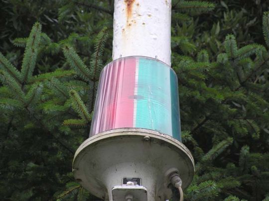 Exemple de feu à secteur installé à terre, portée 10 nm