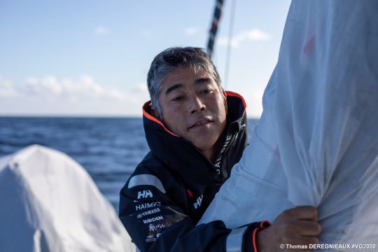 Kojiro Shiraishi s'affaire à réparer sa voile