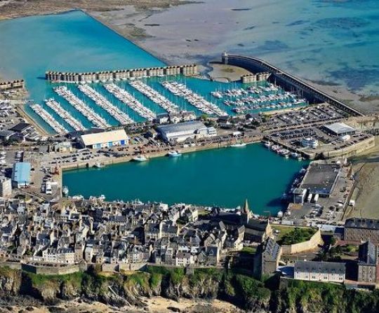 Vue du port de plaisance et du bassin dédié à la pêche à marée basse