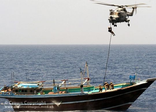 La marine britannique arraisonne un bateau transportant des pirates
