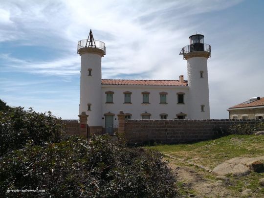 Le phare de Sénétosa et ses deux tours