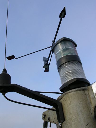 Antenne VHF installée en tête de mat