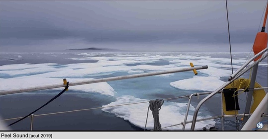 Peel Sound au coeur du Passage en août 2019, l'équipage veille sur les blocs de glaces alentours.