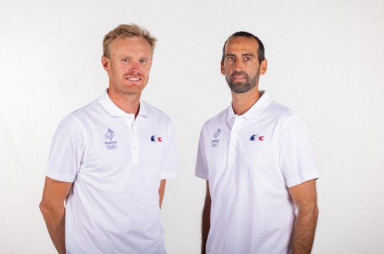 Jean-Baptiste Bernaz et son entraineur Stéphane Christidis © Robin Cristol / FFvoile