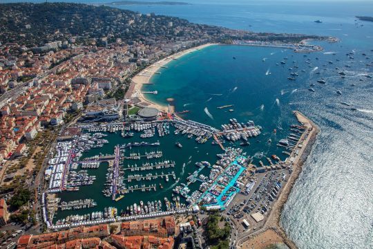 Le salon de Cannes et ses deux ports