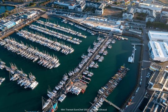 Les bateaux aux pontons en attendant le départ