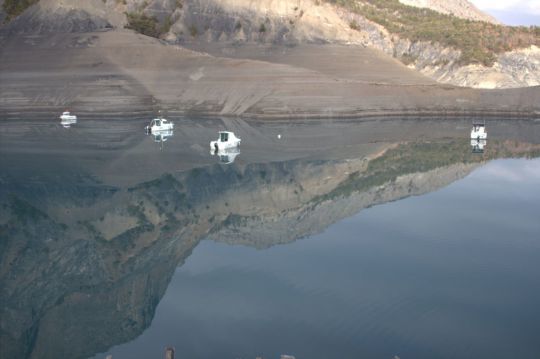 Bateaux à moteur sur le lac de Serre Poncon