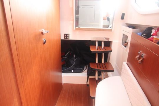 La mid-cabine sur l'arrière et le cabinet de toilette à tribord avec douche et toilette séparée