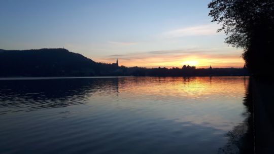 Coucher de soleil sur Annecy par le lac