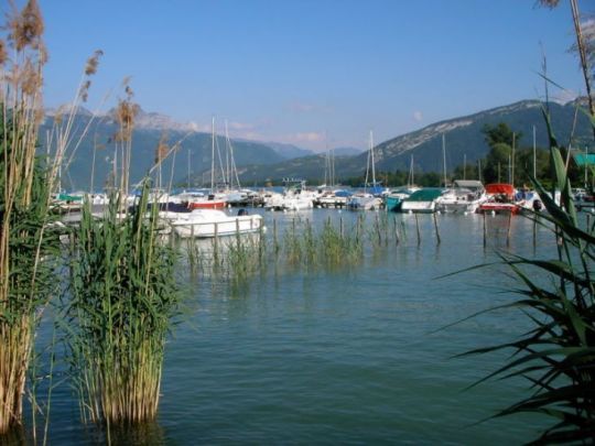 Sevrier, le plus grand port de plaisance sur le lac d'Annecy avec 382 emplacements
