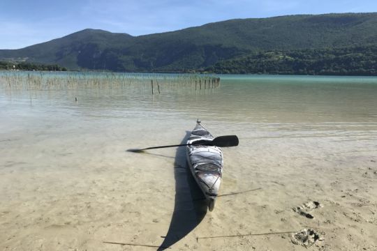 Débarquer en kayak au lieu-dit La Combe pour profiter d'un endroit loin du monde