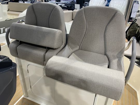 Deux fauteuils ergonomiques