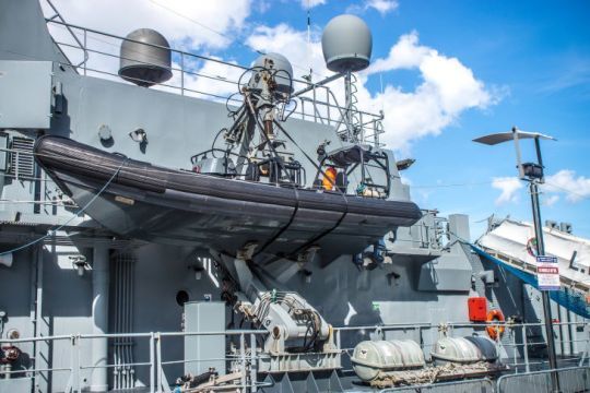 Les navires militaires ou de sauvetage embarquent l'intégralité des moyens radio