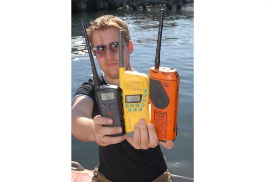 VHF, téléphone ... Chaque moyen a ses avantages et ses inconvénients