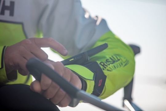 Accessoire pour barrer avec le téléphone au poignet