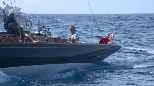 James Bond naviguant à bord d'un Spirit 46 dans le film No Time to Die © 2021 Danjaq, LLC and Metro-Goldwyn-Mayer Studios Inc 