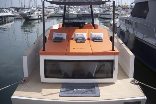 Un coffre pour les moteurs hors-bord © Iberica Yachts