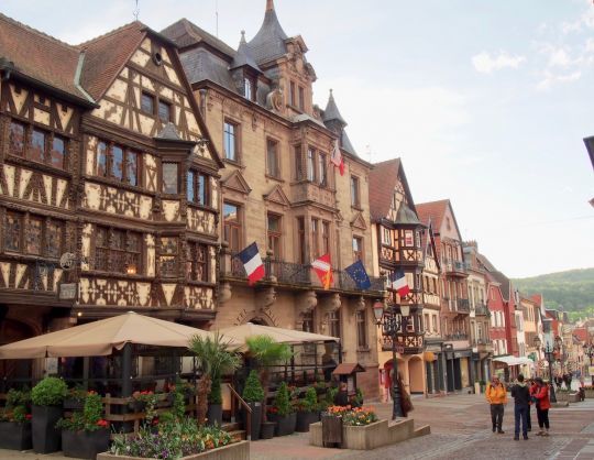 La Grande rue concentre la vie commerçante de Saverne. L'une de ces façades abrite la Taverne de Katz !