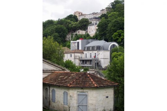 Angoulême surplombe la vallée du haut de son plateau rocheux