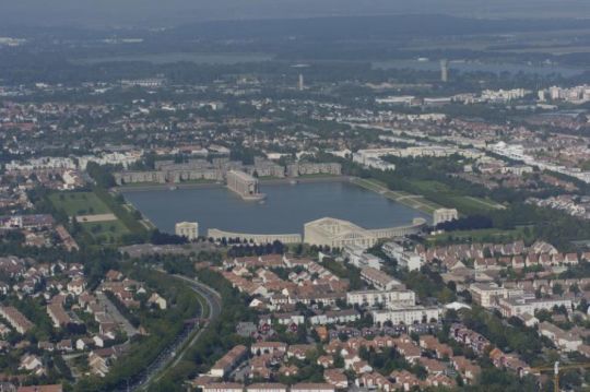 Qui dit lac urbain dit aussi vents guidés. Vue aérienne de Saint Quentin, lac de la Sourderie au premier plan