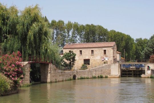 Le moulin du Gua marque l'entrée dans Narbonne