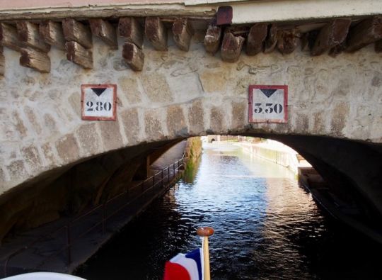 A Narbonne, le pont des marchands s'aborde avec précaution