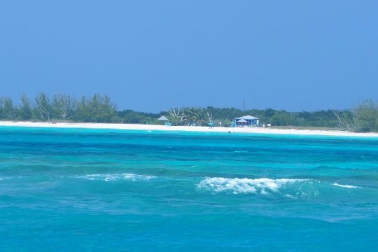 Paysage ordinairedes Bahamas: eaux turquoises, sable blanc