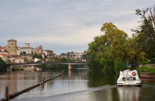 La ville de Cahors est bâtie sur une péninsule cernée d'eau