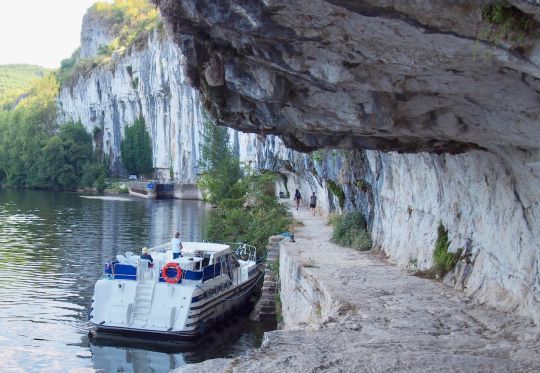 Le chemin de halage est creusé dans la falaise de Ganil