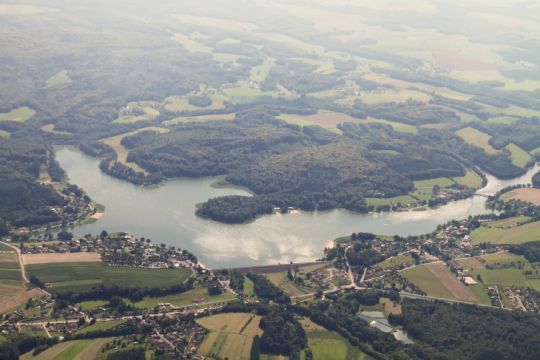 Photographie aérienne du plan d'eau de Bouzey (Photo : J.Lievre)