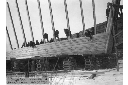 Les barges étaient construites et chargées en même temps, pour laisser le temps au bois de sécher et réduire la moisissure