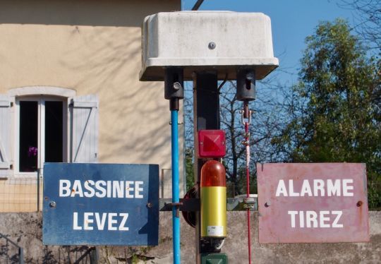 Les perches de commande sont placées le long du bajoyer