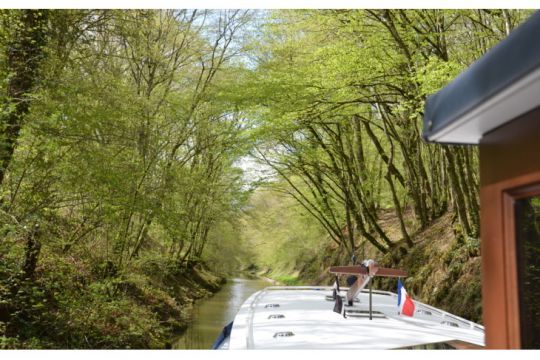 Navigation sur le canal du Nivernais (Photo : Richard Pearson)