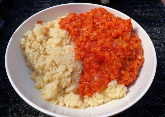 Lentilles corail à la tomate avec de la semoule, un plat roboratif