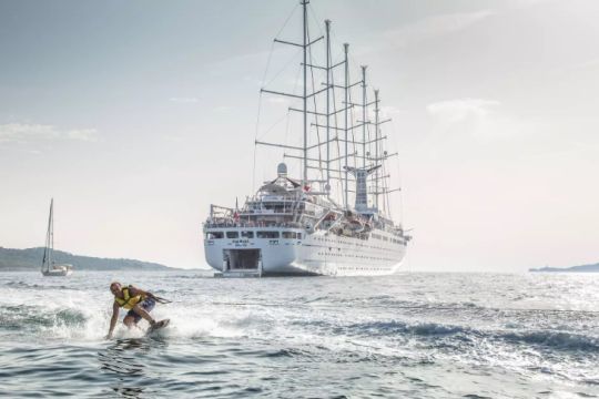 Initiez-vous aux sports nautiques depuis la plateforme arrière du Club Med 2