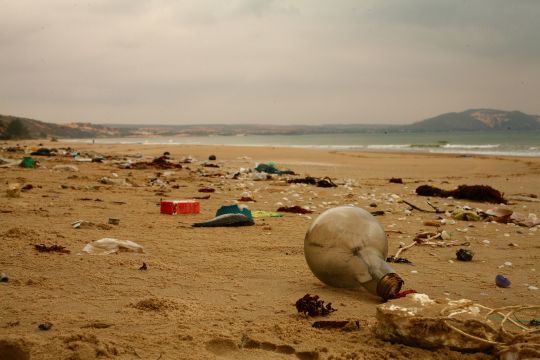 Pollution des plages même dans des endroits reculés des lieux de vie