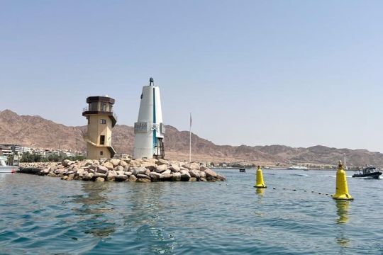 Le White Shark quitte le port d'Aqaba. Passage symbolique de la digue