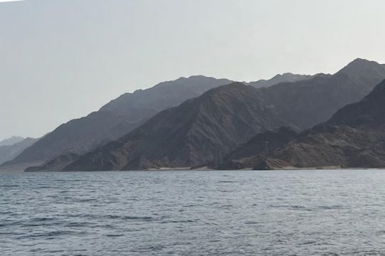 "La descente du golfe d'Aqaba est une pure merveille, comme la vallée blanche pour un normand, et conforme à mon rêve de jeune marin pour cette navigation avec vues des deux côtés d'un golfe large comme le Léman"