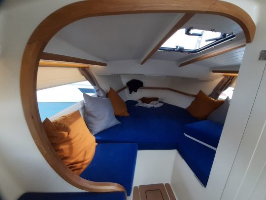 Une cabine avec un lit double