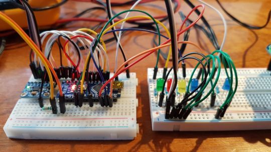 L'Arduino Nano sert à contrôler le moteur du vérin. Des LEDs ont été câblées pour analyser son comportement.