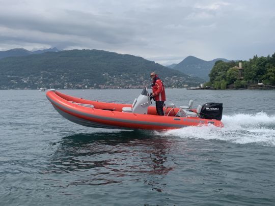 Essai du Focchi 640 sur le lac Majeur avec un moteur Suzuki de 140 ch